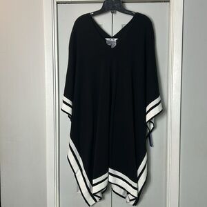 NYGARD light knit Black and White V-neck poncho. SUPER CUTE!